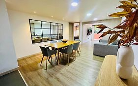 Modern, Apt/Near Tourist Sites.